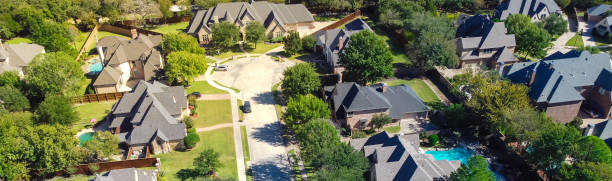 Panoramic top view expensive two story mansion houses with swimming pools near a cul-de-sac in Grapevine, Texas, USA Panorama aerial view luxury mansion style single family homes with swimming pools near a cul-de-sac in Grapevine, Texas, America grapevine texas city stock pictures, royalty-free photos & images