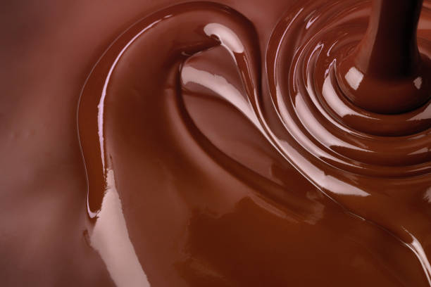 р�асплавленный темный шоколад, сладкий десертный фон - расплавленный стоковые фото и изображения
