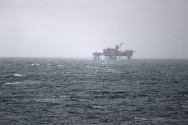 오일 플랫폼 - oil rig sea remote oil industry 뉴스 사진 이미지