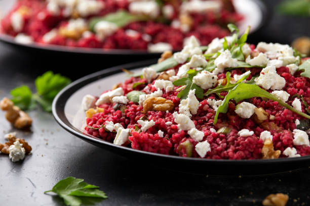 bulgur salat mit rote beete, walnüssen, rucola und fetakäse. gesunde ernährung - tabbouleh vegeterian food middle stock-fotos und bilder