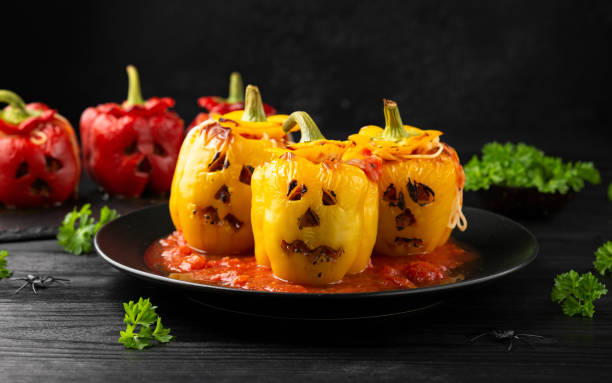 ジャッキ・オ・ランタンはハロウィーンのために黄色コショウを詰めました。 - stuffed stuffed pepper pepper bell pepper ストックフォトと画像