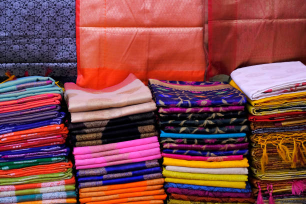 artystyczna różnorodność odcieni odcieni kolory ornamentów wzory, zbliżenie na ułożone sari lub sarees na wystawie sklepu detalicznego. - handloom zdjęcia i obrazy z banku zdjęć