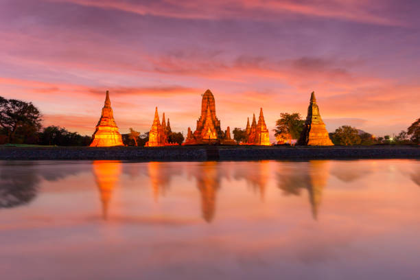 schöner tempel wat chaiwatthanaram in der gegend ayutthaya historical park, ayutthaya, thailand - wat chaiwattanaram stock-fotos und bilder