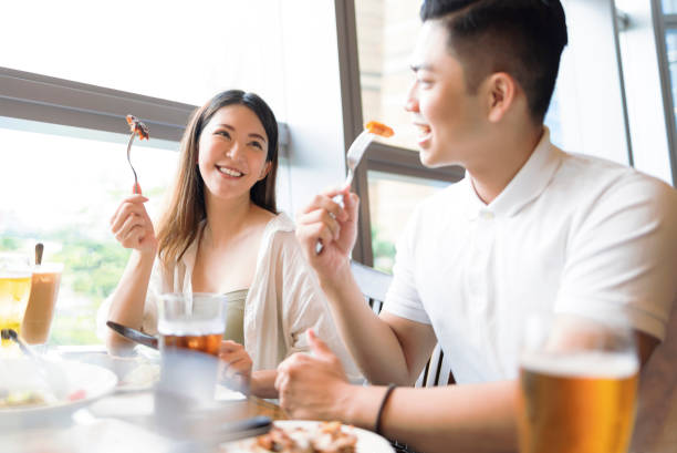 행복한 젊은 부부 데 재미 동안 점심 식사 에 레스토랑 - asian cuisine lunch dinner food 뉴스 사진 이미지