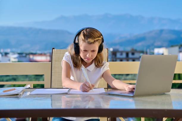 bambina 10, 11 anni che studia a casa online - schoolgirl school children 10 11 years isolated foto e immagini stock