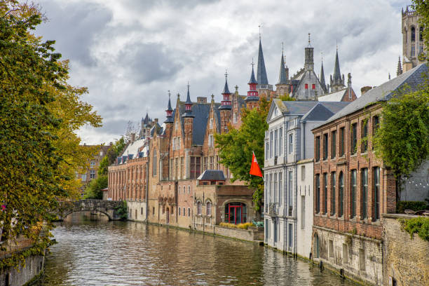 un canale a bruges con bellissimi edifici antichi in autunno - bruges cityscape europe autumn foto e immagini stock