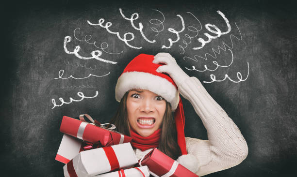 산타 모자를 쓴 크리스마스 스트레스 휴가 쇼핑 여성은 검은 칠판 배너 파노라마에 재미있는 표현을 강조했다. 예산 지출에 대해 강조 크리스마스 선물에 대한 불안 레이디 구매자 늦게 - christmas emotional stress shopping holiday 뉴스 사진 이미지