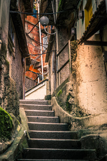 eine gasse im inneren einer favela - rio de janeiro brazil steps staircase stock-fotos und bilder