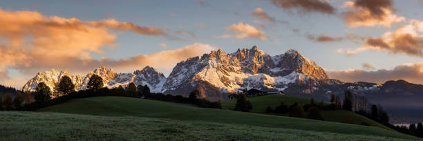 sunrise at idyllic alpine scenery, farmhouse in front of wilder kaiser, austria, tirol - kaiser mountains - austria mountain peak mountain panoramic imagens e fotografias de stock