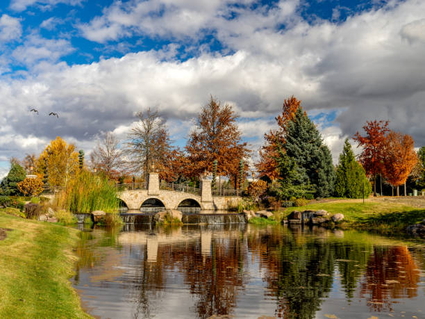 秋のイーグルアイダホの��人工滝 - boise river ストックフォトと画像