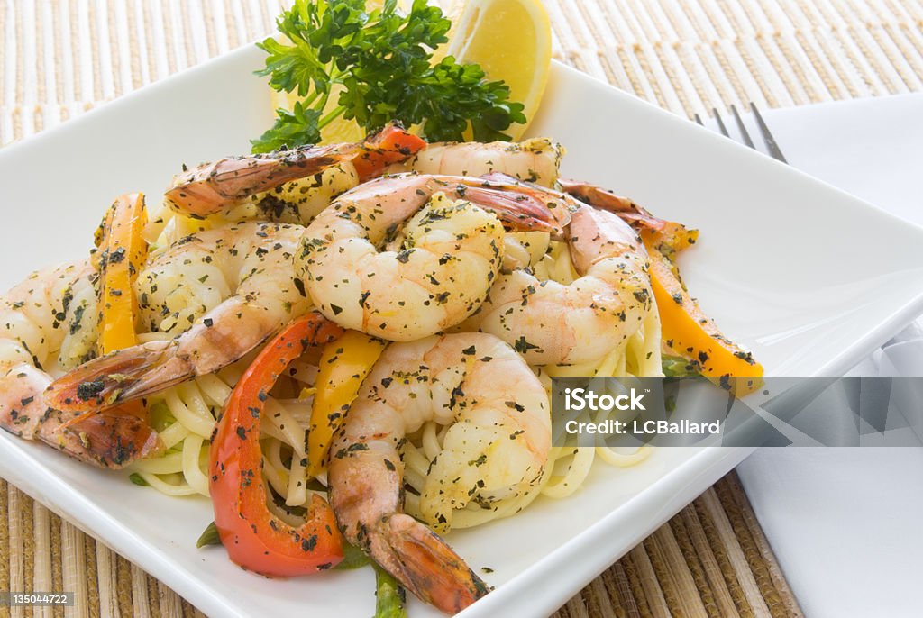 Frisch zubereitete Garnelen-Linguine Mahlzeit serviert auf einem weißen Teller square - Lizenzfrei Basilikum Stock-Foto