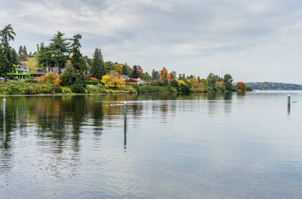 istock Autumn Peak Along Lake 1350447707