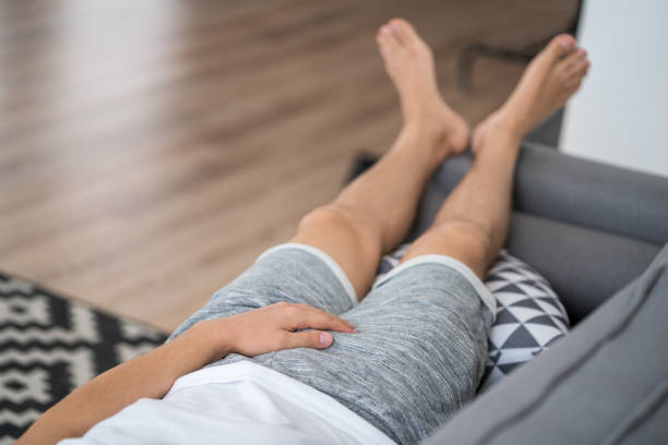 männliches fruchtbarkeitskonzept, prostataschmerzen, mann mit prostatitis oder einer geschlechtskrankheit, urologische genitalinfektionen - erektion stock-fotos und bilder