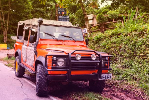 land rover 110 defender orange special edition auf der paraty-cunha straße. - editorial sports utility vehicle car jeep stock-fotos und bilder