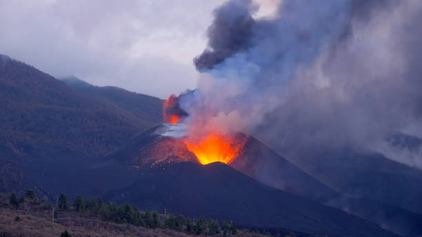 eruzione del vulcano a cumbre vieja, la palma - paesaggio vulcanico foto e immagini stock