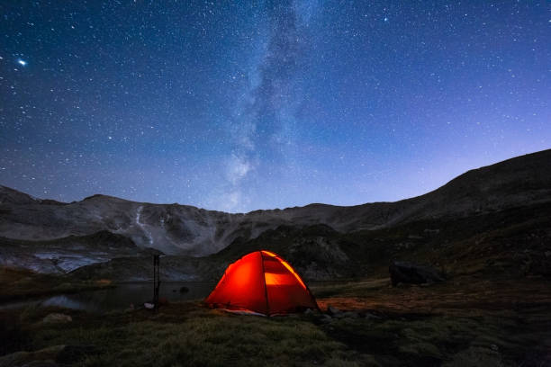 tente de camping et ciel nocturne - lake night winter sky photos et images de collection