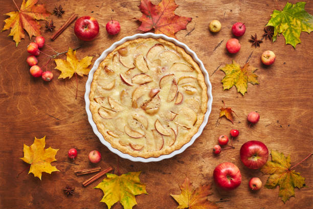 tarta de manzana casera con crema agria, manzanas rojas, cangrejos y canela sobre fondo de madera, vista superior - baked apple food meal dessert fotografías e imágenes de stock