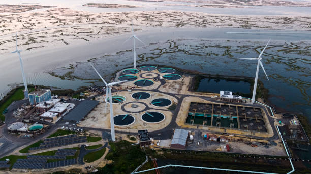 l’énergie durable est utilisée dans la conservation de l’environnement. une usine de traitement des eaux usées alimentée par des éoliennes et des panneaux solaires près d’atlantic city dans le new jersey, aux états-unis. - mid atlantic usa photos photos et images de collection