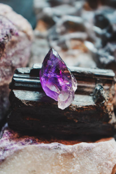 кварцевый кристалл аметиста фон - precious gem rough stone amethyst стоковые фото и изображения