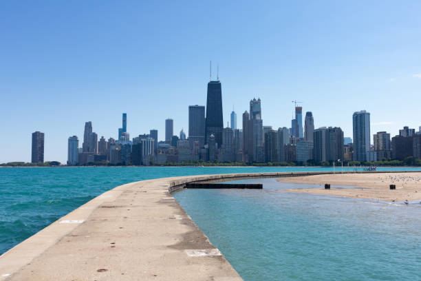 chicago skyline vu d’une passerelle incurvée à north avenue beach le long du lac michigan pendant l’été - north avenue beach photos et images de collection