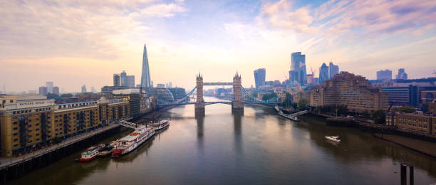 런던과 템스 강의 공중 전경 - more london 뉴스 사진 이미지