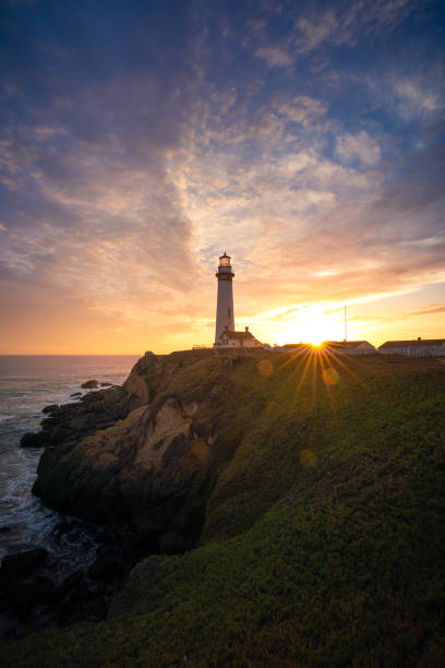 puesta de sol costera en pigeon point lighthouse, california - pigeon point lighthouse fotografías e imágenes de stock