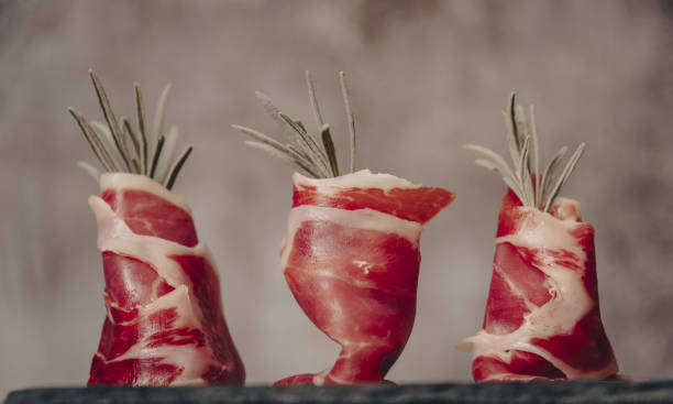 ドングリを食べさせた豚のエストレマドゥーラ・セラーノハムの料理。 - serrano chilli pepper meat ham spain ストックフォトと画像