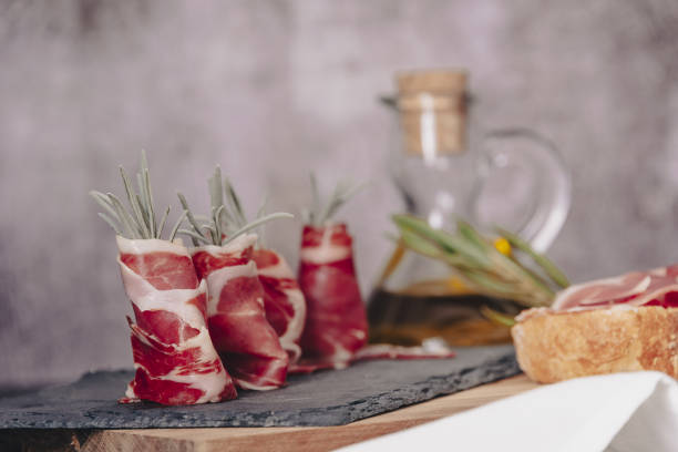 piatto di prosciutto serrano dell'estremadura da maiali nutriti con ghiande. - tapas food spain gourmet foto e immagini stock