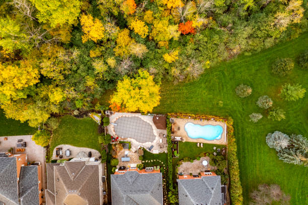 aerial view of residential distratic at rutherford road and islinton ave., detached and duplex house, woodbridge, vaughan, canada - deciduous tree autumn canada house imagens e fotografias de stock