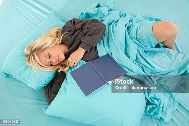 여자 잠자다 침대 예약 관능에 대한 스톡 사진 및 기타 이미지 - 관능, 귀여운, 베개