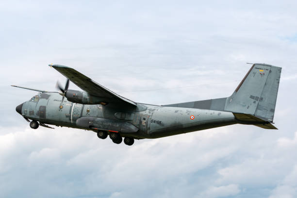 フランス空軍トランスオールc-160r輸送機は、パエルン空港を出発します。 - military transport airplane ストックフォトと画像