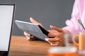 weiblich-mit-einem-digitalen-tablet-auf-