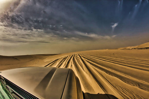 driving in the desert is an adventure - qatar senegal stok fotoğraflar ve resimler