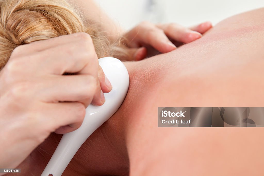 Gua Sha trattamento di agopuntura - Foto stock royalty-free di Gua sha