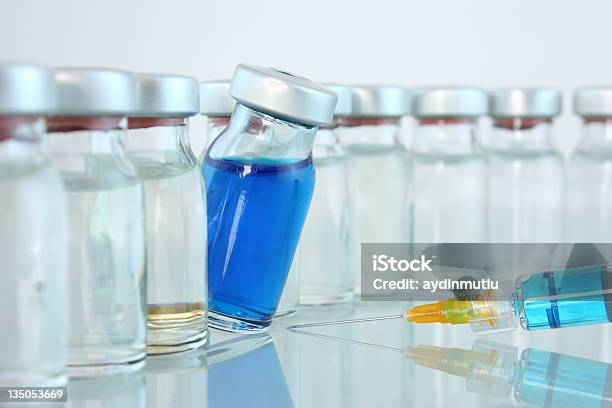 Bottiglie E Siringa - Fotografie stock e altre immagini di Apparecchiatura medica - Apparecchiatura medica, Bicchiere, Biotecnologia