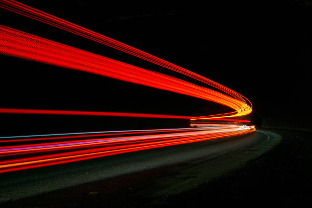 senderos ligeros de camiones en túnel. foto de larga exposición tomada en un túnel - color image car futuristic road trip fotografías e imágenes de stock