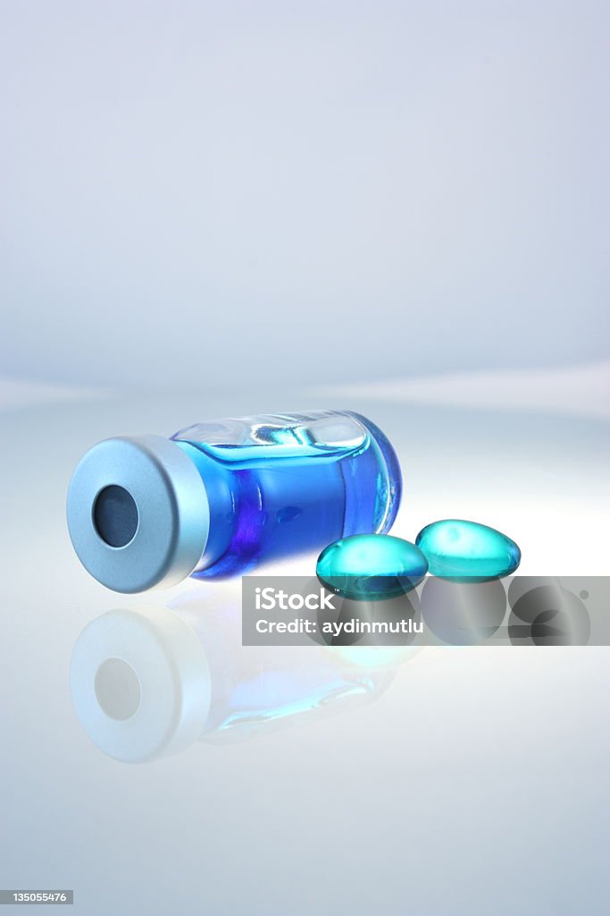 Pílulas azuis e medical garrafa - Foto de stock de AIDS royalty-free