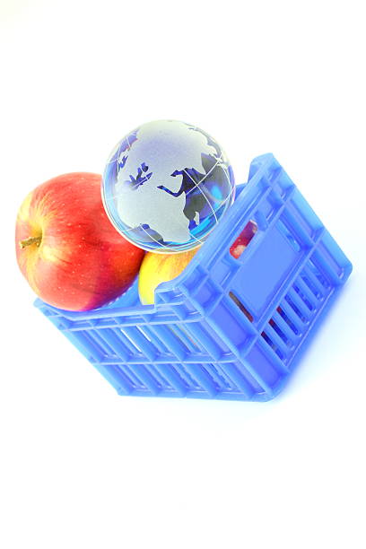 maçãs e globos em azul caso - healthy eating freight transportation globe planet imagens e fotografias de stock