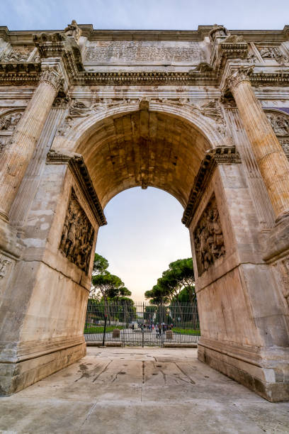 el imponente arco de constantino en el corazón del foro romano cerca del coliseo - roman emperor constantine statue rome fotografías e imágenes de stock