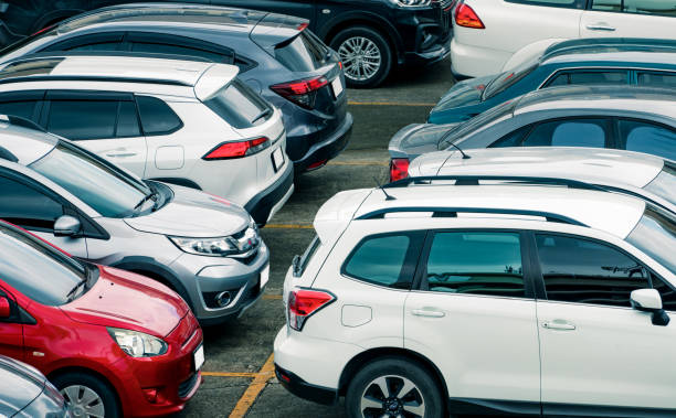 parcheggio presso il parcheggio dell'aeroporto per il noleggio. vista aerea del parcheggio dell'aeroporto. auto di lusso usate in vendita e servizio di noleggio. posto auto. concetto di concessionaria auto. - stationary foto e immagini stock