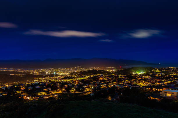 city lights, te whanganui-a-tara wellington, dusk - cook strait imagens e fotografias de stock