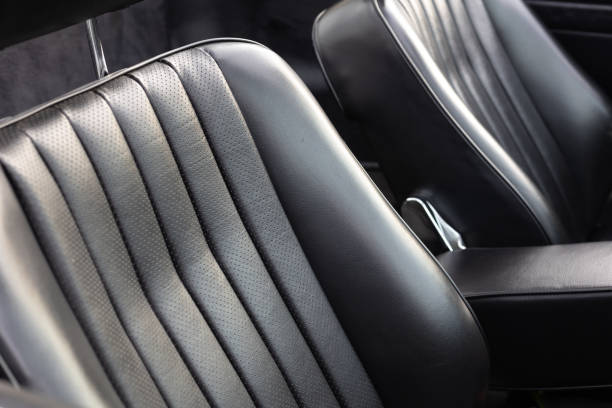 классический автомобиль - черные кожаные сиденья - car prowler стоковые фото и изображения