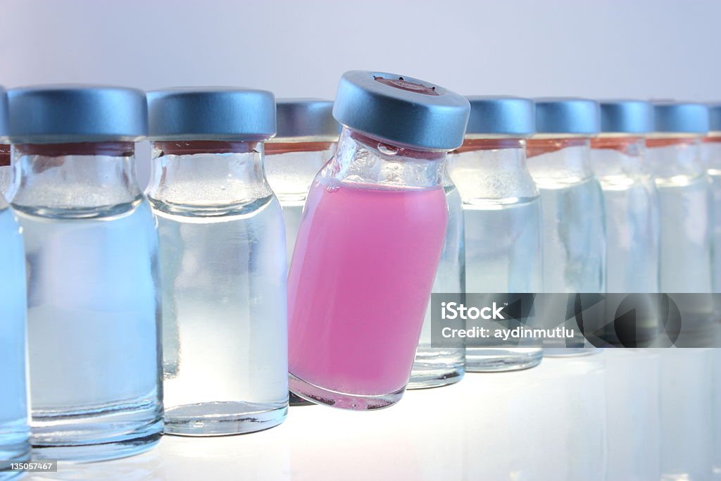 Bottiglie di medicina, in linea - Foto stock royalty-free di Cancro - Tumore