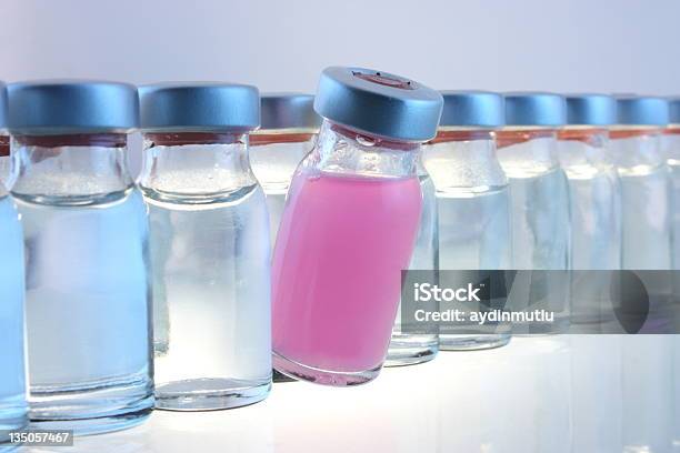 Bottiglie Di Medicina In Linea - Fotografie stock e altre immagini di Cancro - Tumore - Cancro - Tumore, Siringa, Farmaco