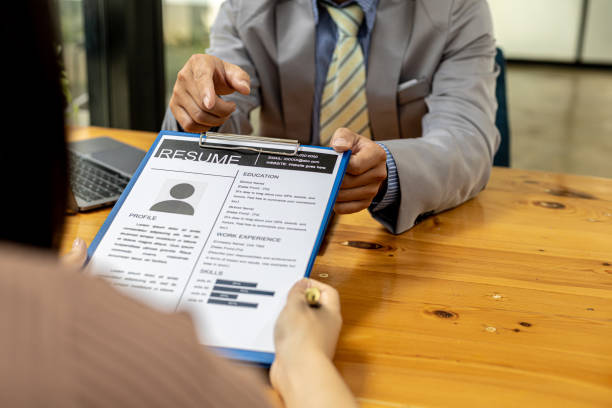 The HR department is reviewing the resumes of job applicants, resumes are important documents for job application. It should contain resume, training history, education, talent, work skills, etc. el departamento de recursos humanos está revisando los currículums de los solicitantes de empleo, los currículums son documentos importantes para la solicitud de empleo. debe contener currículum, historial de formación, educación, talento, habilidade