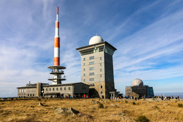 der gipfel des brockens mit gebäuden - der höchste berg norddeutschlands - berg brocken stock-fotos und bilder