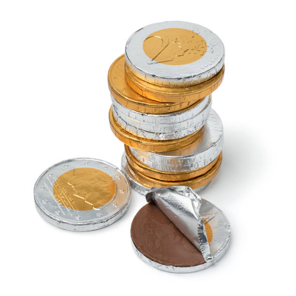 sterta złotych i srebrnych czekoladowych monet z bliska na białym tle - chocolate coins zdjęcia i obrazy z banku zdjęć