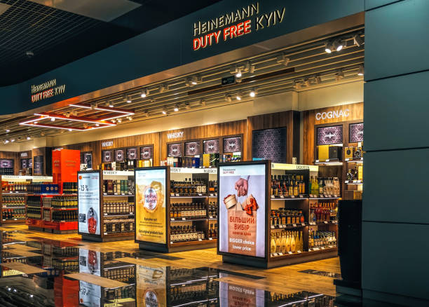 alcoholic drinks shop in airport duty-free - store indoors design advertisement imagens e fotografias de stock