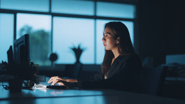 imprenditrice asiatica che lavora a tarda notte - lavoro straordinario foto e immagini stock