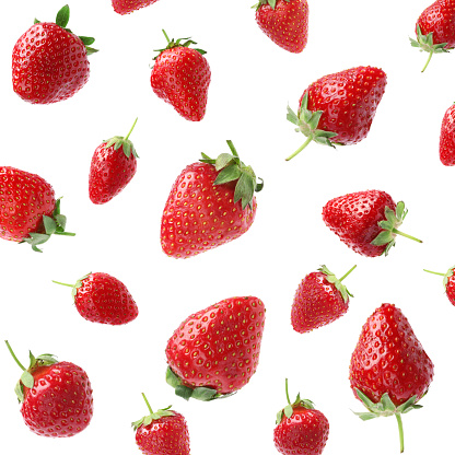 Set con fresas maduras cayendo sobre fondo blanco photo